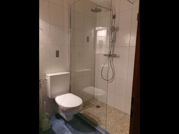 Das Badezimmer ist mit einer Walk-In-Dusche ausgestattet.